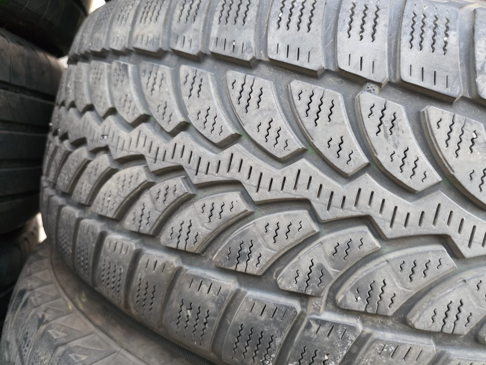 Гуми Зимни 235/60R18, снимка 3 - Гуми и джанти - 56725976