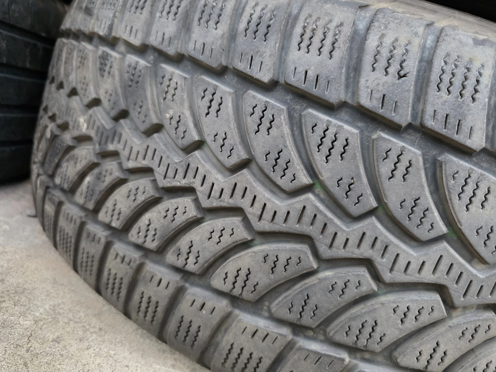 Гуми Зимни 235/60R18, снимка 4 - Гуми и джанти - 56725976
