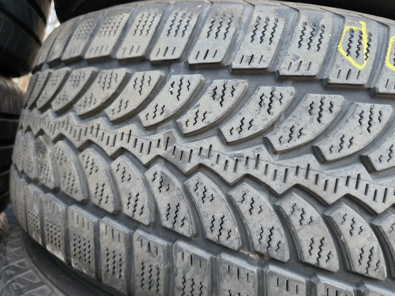 Гуми Зимни 235/60R18, снимка 2 - Гуми и джанти - 56725976