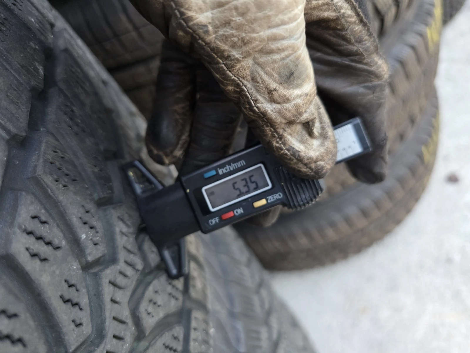 Гуми Зимни 235/60R18, снимка 7 - Гуми и джанти - 56725976