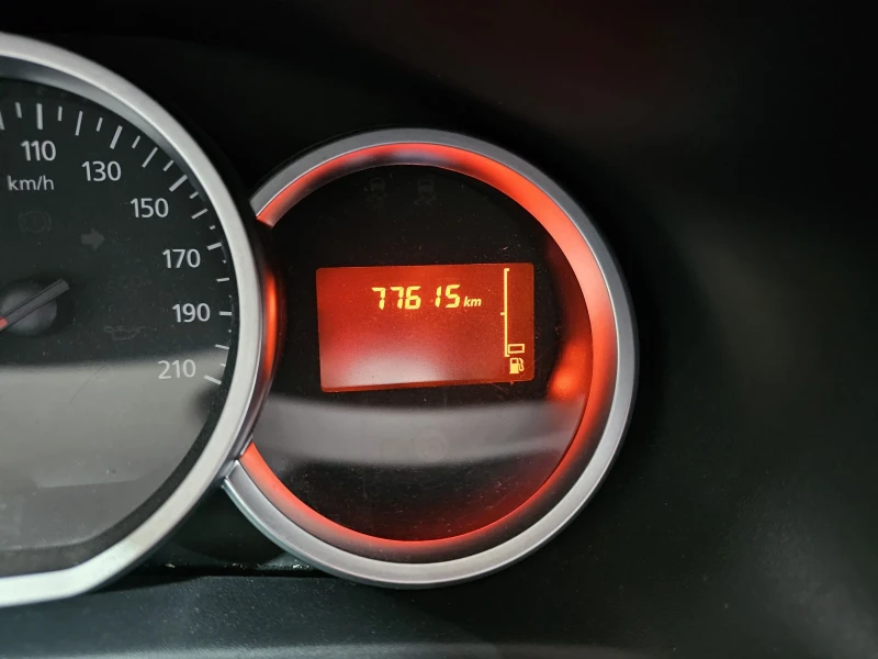 Dacia Sandero 1.2i 4цилиндъра, снимка 8 - Автомобили и джипове - 50228111