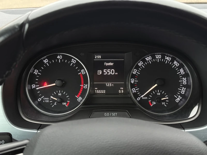 Skoda Fabia 1.0i 75к.с * Климатик* * Дистроник* * Euro-6* , снимка 16 - Автомобили и джипове - 52418045