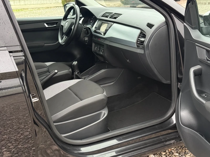 Skoda Fabia 1.0i 75к.с * Климатик* * Дистроник* * Euro-6* , снимка 11 - Автомобили и джипове - 52418045