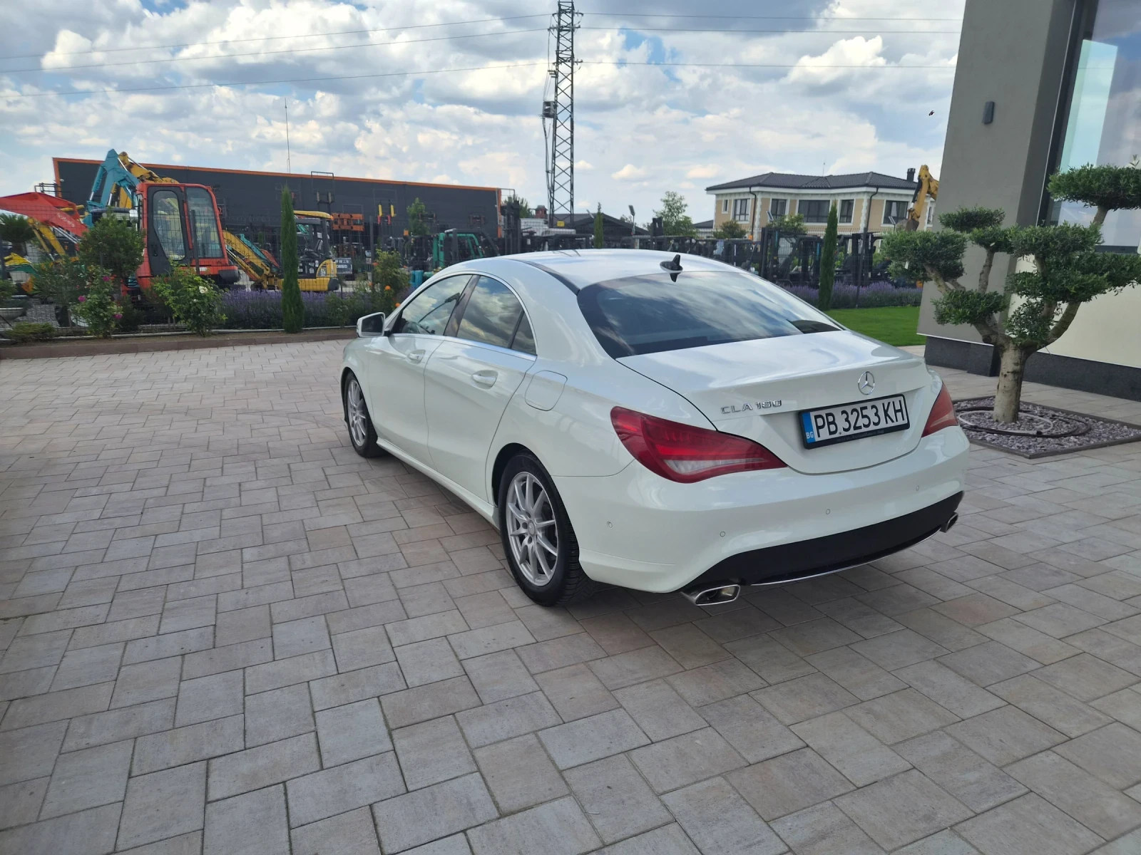 Mercedes-Benz CLA 180 AMG пакет / НАПЪЛНО ОБСЛУЖЕН !!! / КАТО НОВ , снимка 3 - Автомобили и джипове - 54959634