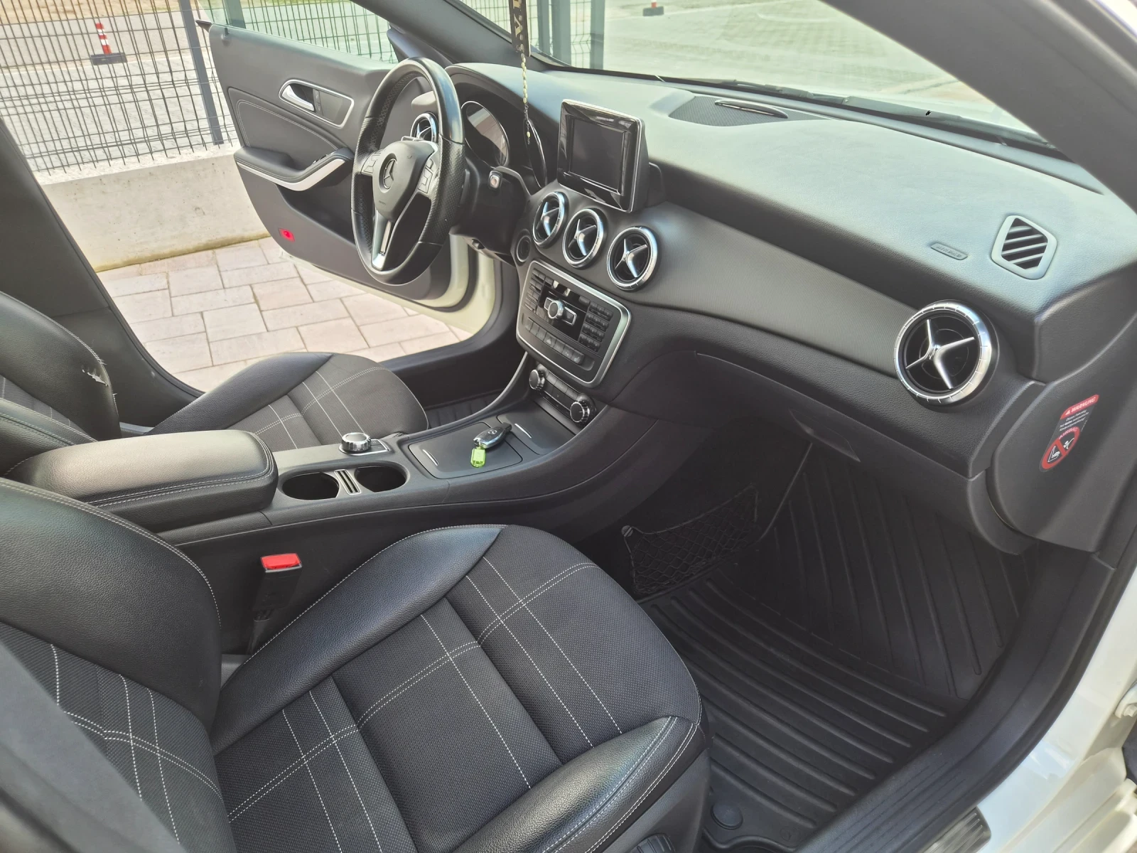 Mercedes-Benz CLA 180 AMG пакет / НАПЪЛНО ОБСЛУЖЕН !!! / КАТО НОВ , снимка 13 - Автомобили и джипове - 54959634