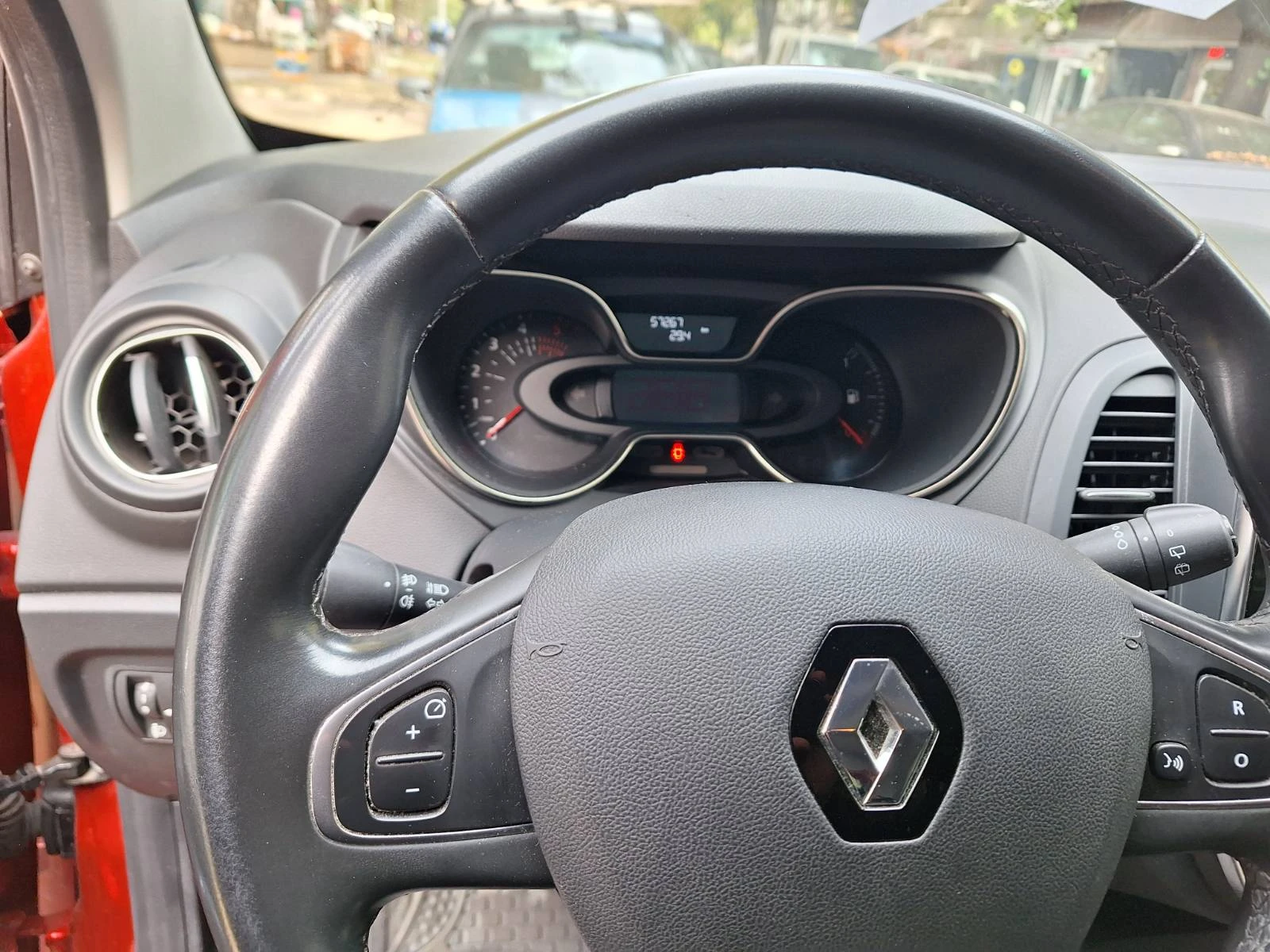 Renault Captur, снимка 2 - Автомобили и джипове - 56364322