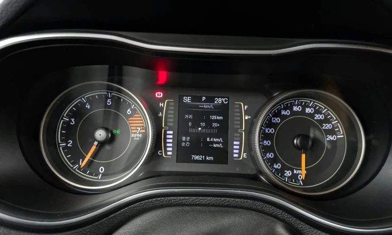 Jeep Cherokee 2.4 Lonzidud, снимка 7 - Автомобили и джипове - 51999430