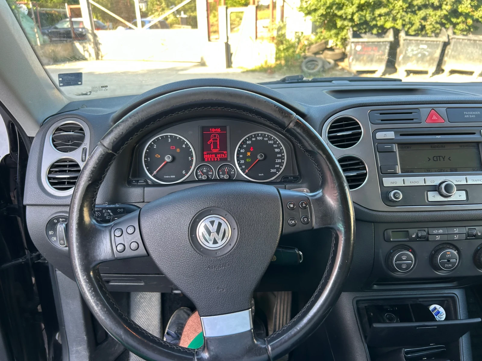VW Tiguan, снимка 10 - Автомобили и джипове - 54990311