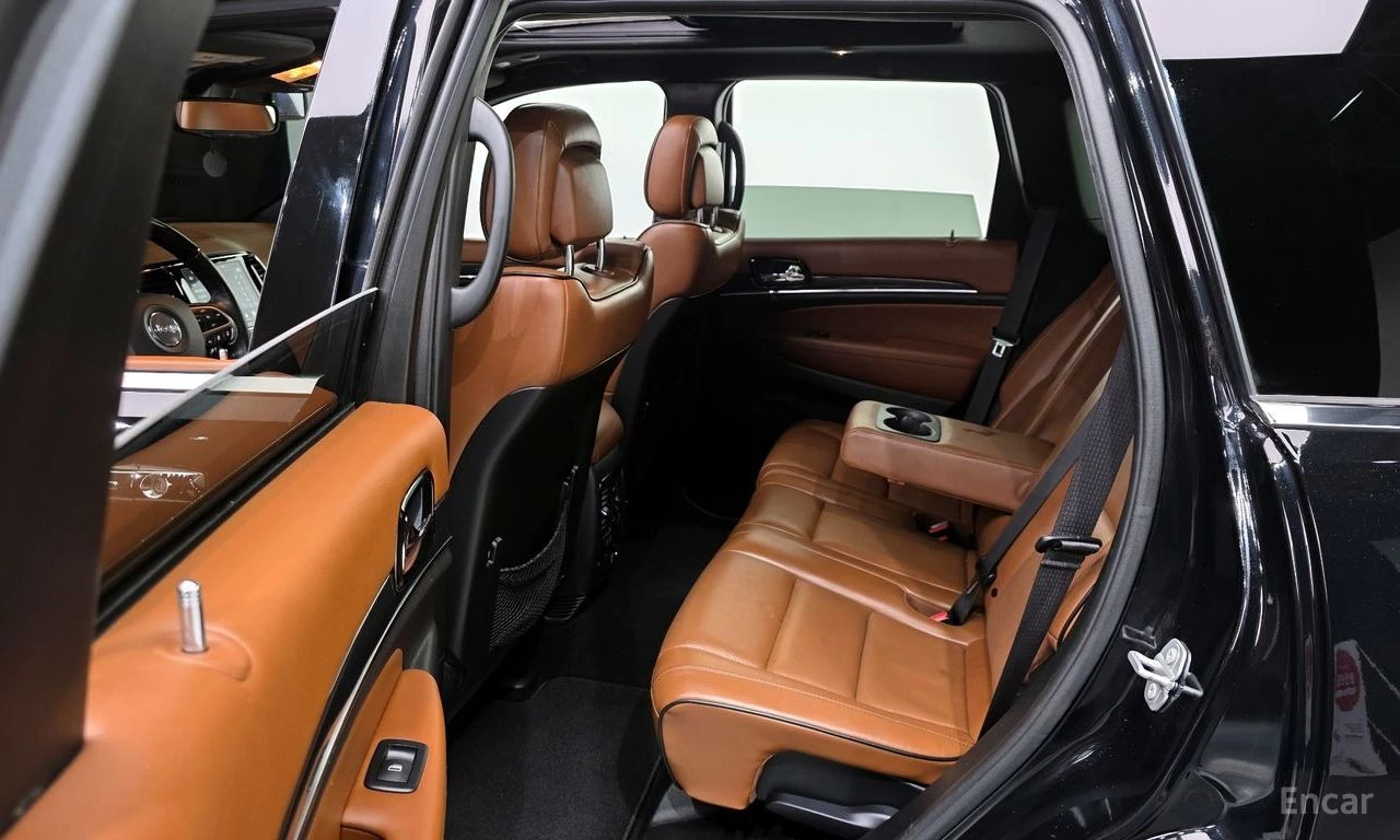 Jeep Grand cherokee 3.6* V6* 8ZF* OVERLAND* ДИСТРОНИК* ОБДУХВАНЕ* КАМЕ, снимка 14 - Автомобили и джипове - 55307878