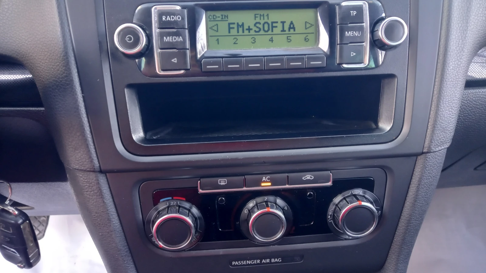 VW Golf ГАЗ ФАБРИЧНО 1.6i ИЗКЛЮЧИТЕЛЕН СЕРВИЗ КНИЖК УНИКАТ | Mobile.bg — изображение 14