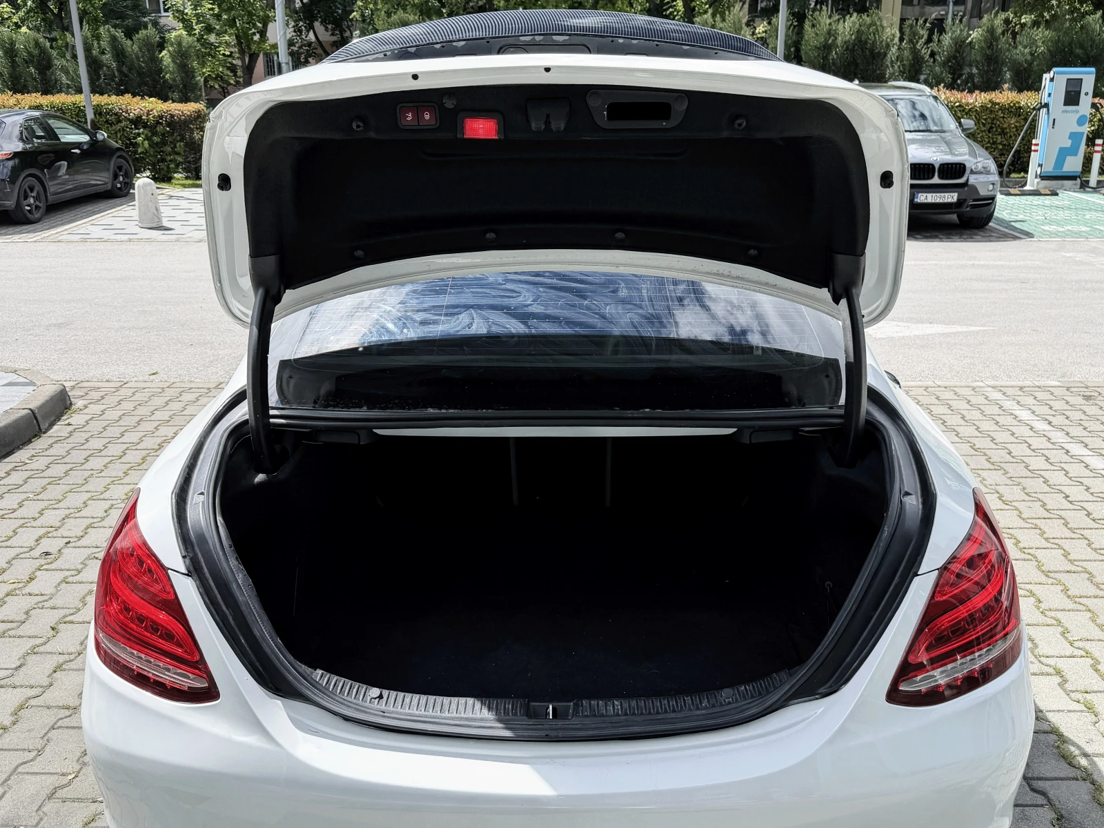 Mercedes-Benz C 300 Burmester, Подгрев, Панорама, снимка 13 - Автомобили и джипове - 54642225