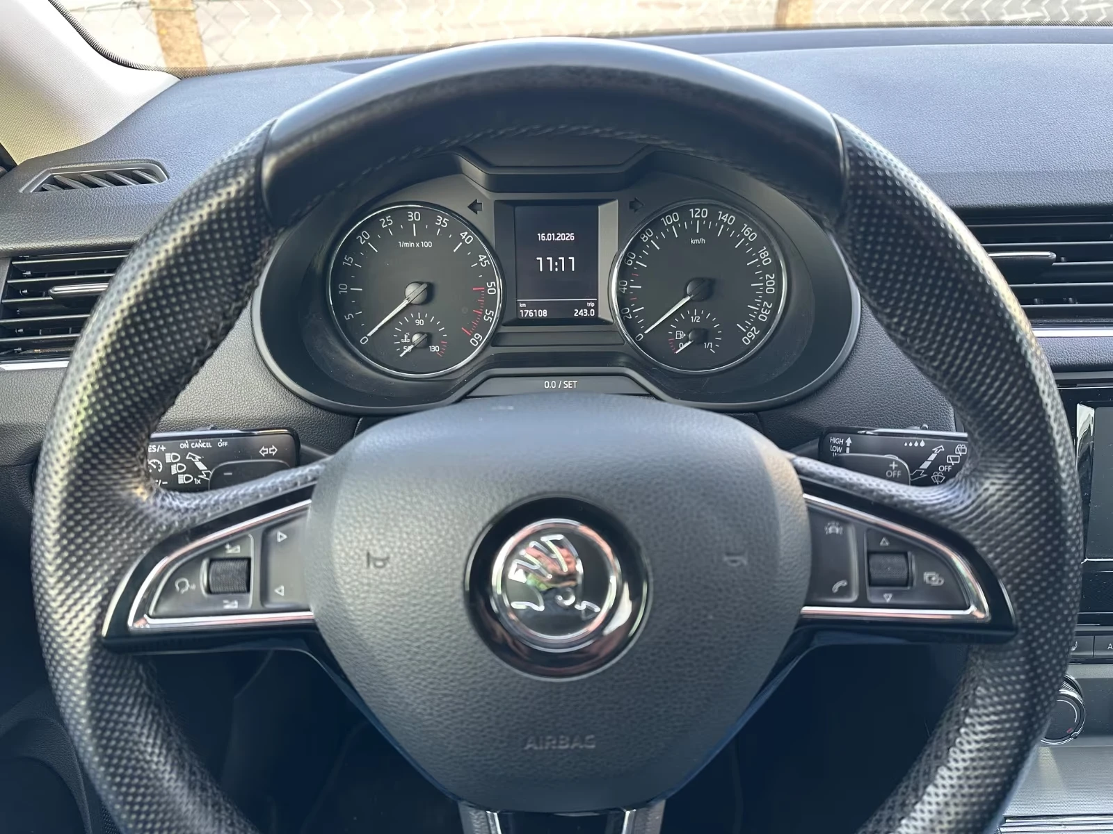 Skoda Octavia COMBI/2.0TDI/DSG/AMBITION| CARPLAY| НАВИ| ПОДГРЕВ|, снимка 7 - Автомобили и джипове - 54869315