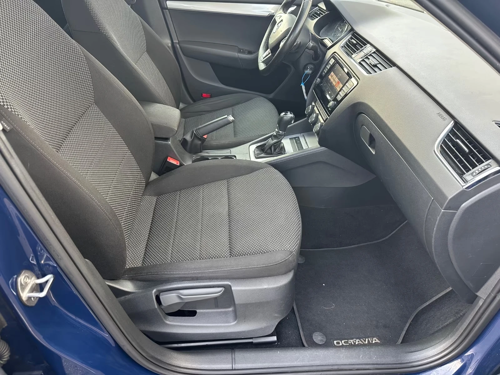 Skoda Octavia COMBI/2.0TDI/DSG/AMBITION| CARPLAY| НАВИ| ПОДГРЕВ|, снимка 14 - Автомобили и джипове - 54869315