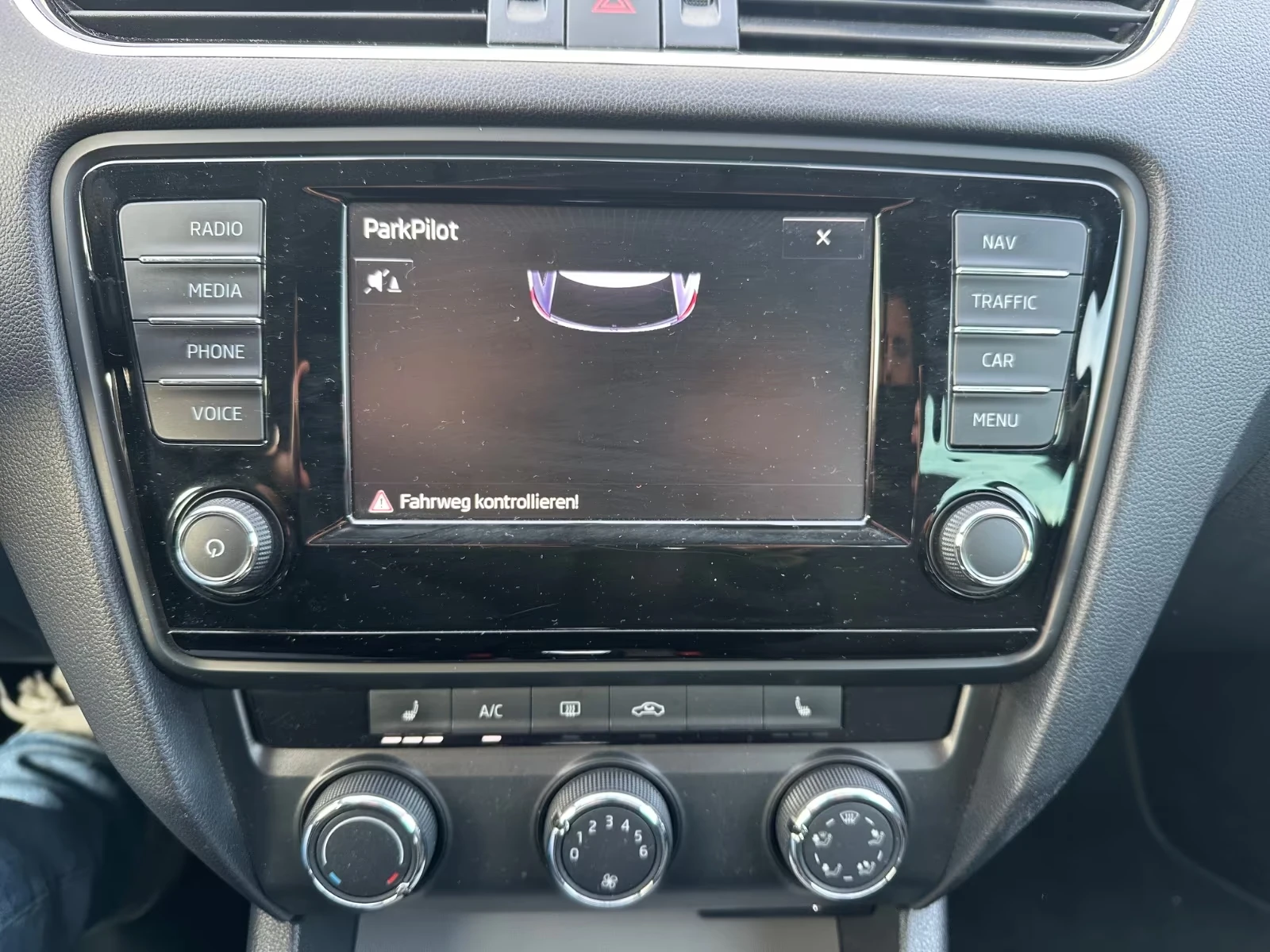 Skoda Octavia COMBI/2.0TDI/DSG/AMBITION| CARPLAY| НАВИ| ПОДГРЕВ|, снимка 15 - Автомобили и джипове - 54869315