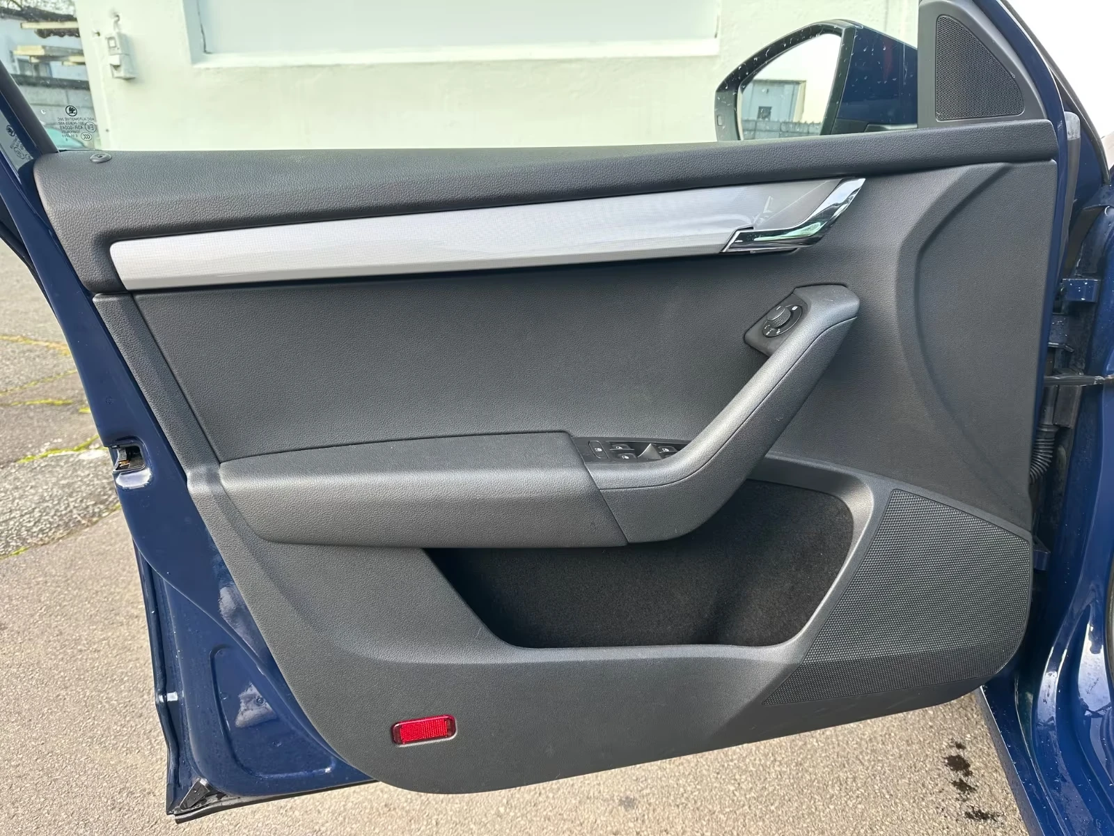 Skoda Octavia COMBI/2.0TDI/DSG/AMBITION| CARPLAY| НАВИ| ПОДГРЕВ|, снимка 5 - Автомобили и джипове - 54869315
