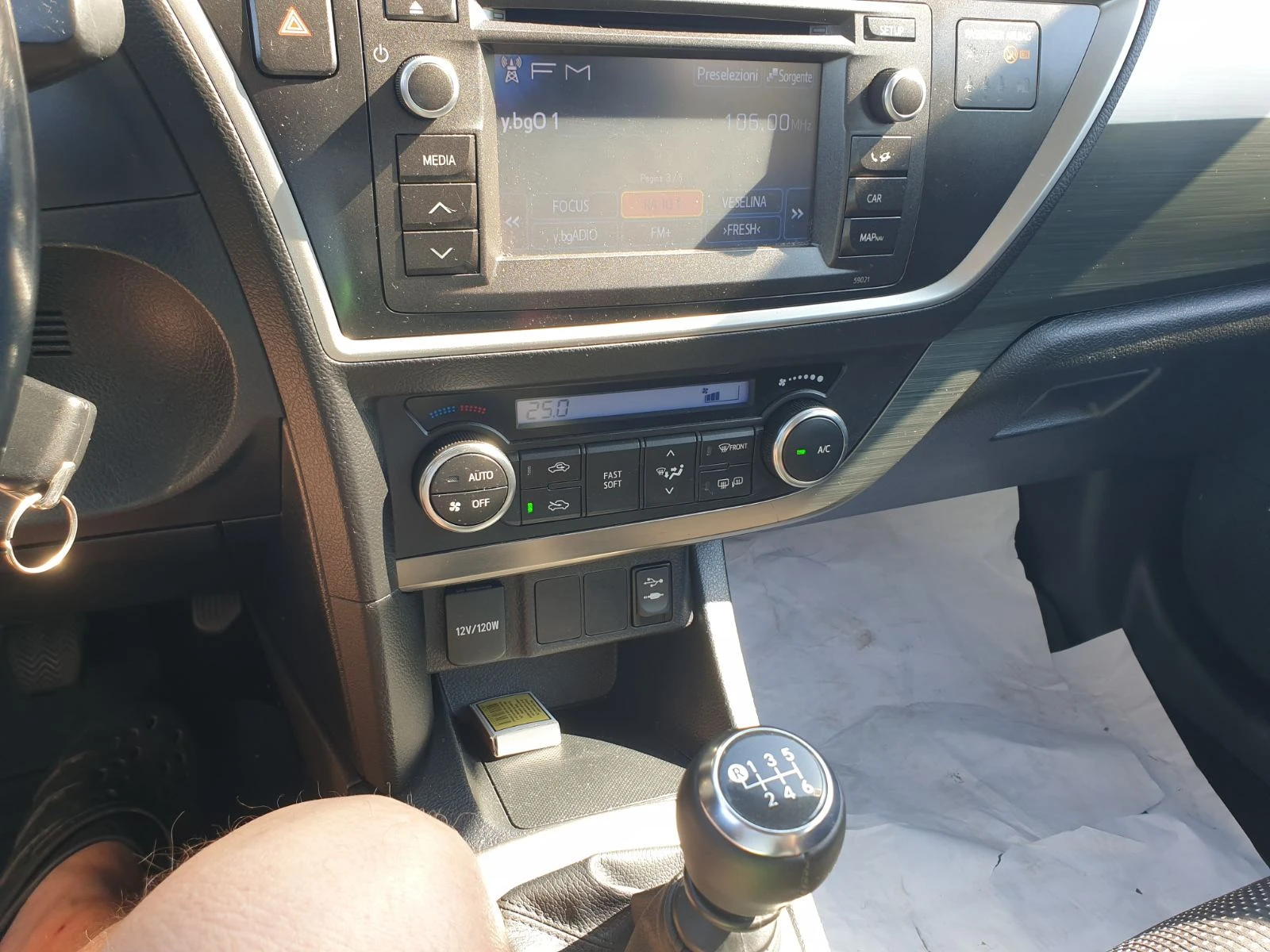 Toyota Auris, снимка 7 - Автомобили и джипове - 55843192