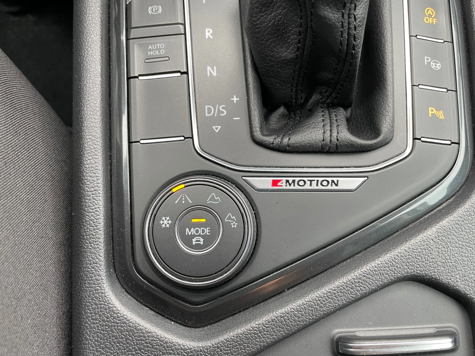 VW Tiguan 2.0TDI//4-MOTION/DIGITAL/LED/VIRTUAL COCKPIT/DISTR, снимка 17 - Автомобили и джипове - 54504215
