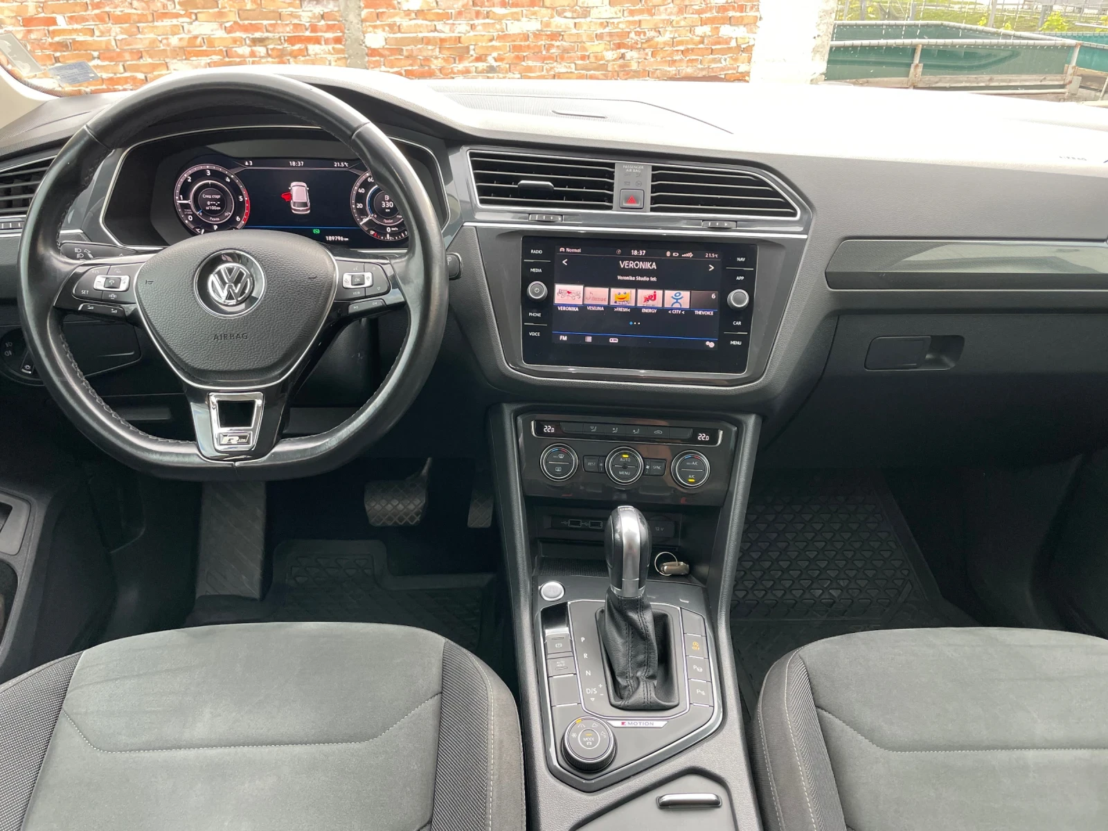 VW Tiguan 2.0TDI//4-MOTION/DIGITAL/LED/VIRTUAL COCKPIT/DISTR, снимка 11 - Автомобили и джипове - 54504215