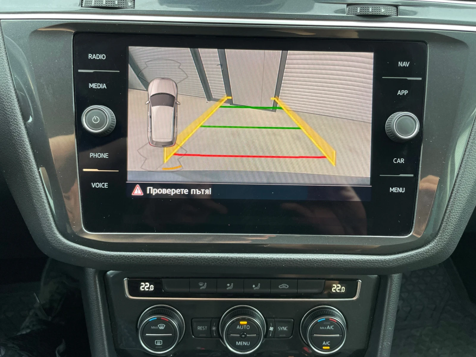 VW Tiguan 2.0TDI//4-MOTION/DIGITAL/LED/VIRTUAL COCKPIT/DISTR, снимка 16 - Автомобили и джипове - 54504215
