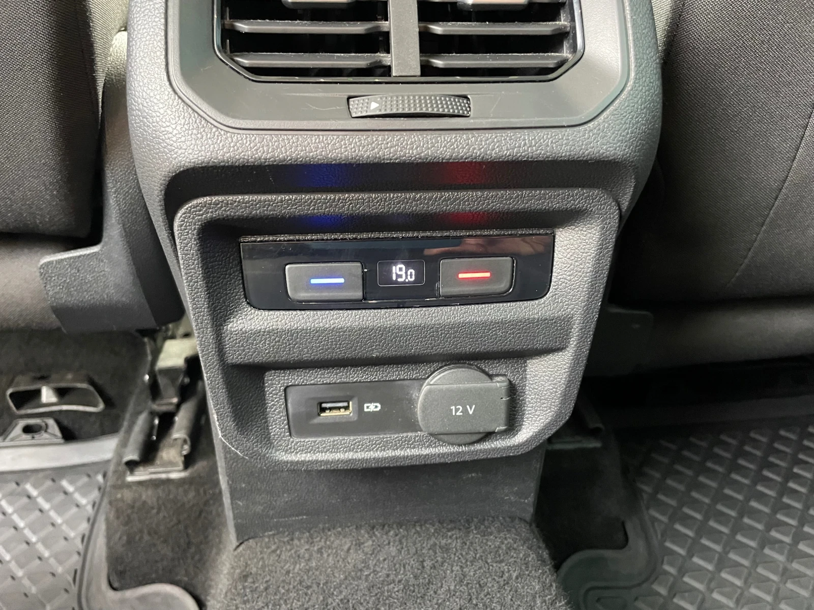 VW Tiguan 2.0TDI//4-MOTION/DIGITAL/LED/VIRTUAL COCKPIT/DISTR, снимка 10 - Автомобили и джипове - 54504215