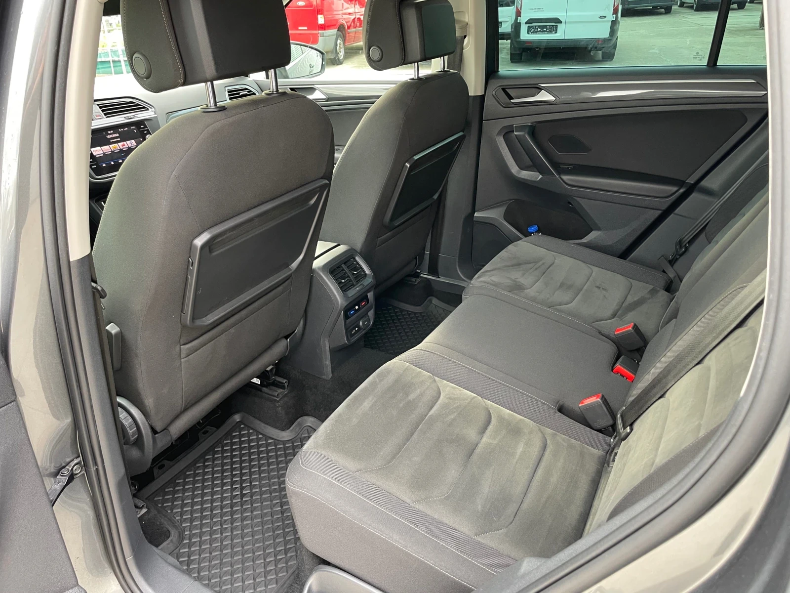 VW Tiguan 2.0TDI//4-MOTION/DIGITAL/LED/VIRTUAL COCKPIT/DISTR, снимка 9 - Автомобили и джипове - 54504215