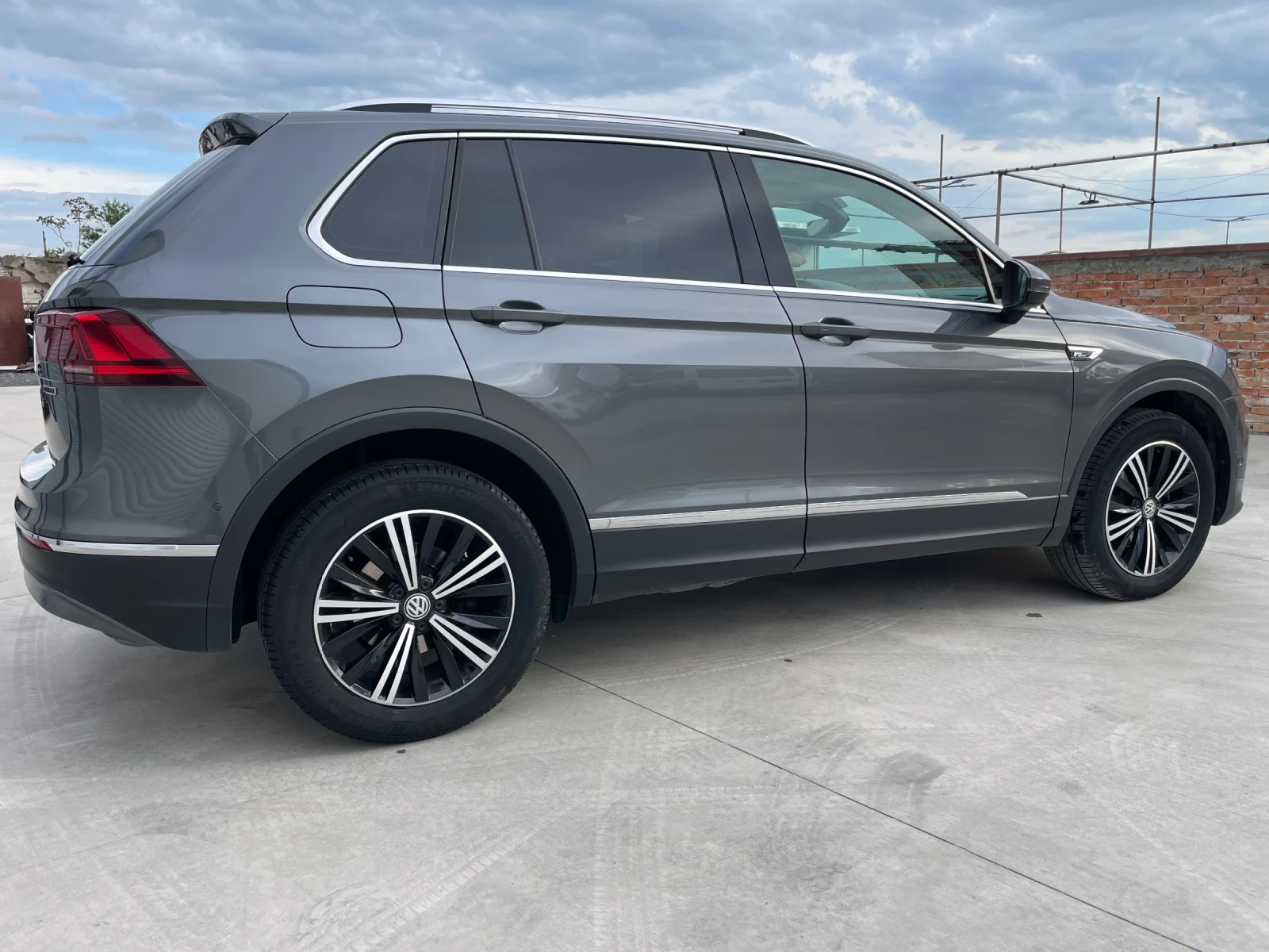 VW Tiguan 2.0TDI//4-MOTION/DIGITAL/LED/VIRTUAL COCKPIT/DISTR, снимка 4 - Автомобили и джипове - 54504215