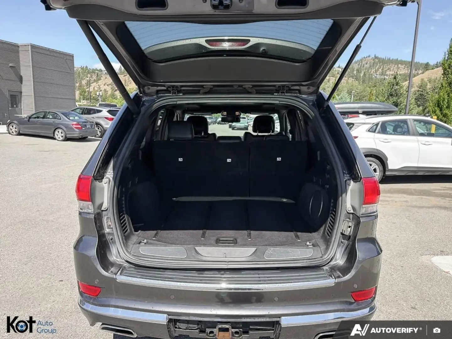Jeep Grand cherokee 5.7* V8* 8ZF* SUMMIT* ДИСТРОНИК* , снимка 13 - Автомобили и джипове - 55217715