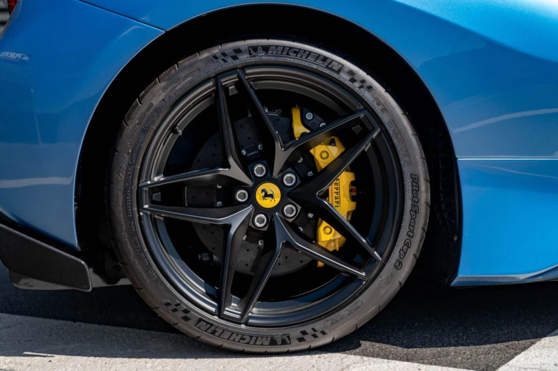 Ferrari 488 Pista Spider Carbon * НОВ 91км* Лимитиран* Лизинг*, снимка 7 - Автомобили и джипове - 52732399
