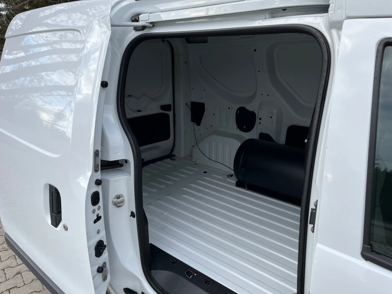 Dacia Dokker 1.6i Газов Инжекцион 97000Км, снимка 10 - Автомобили и джипове - 52597935