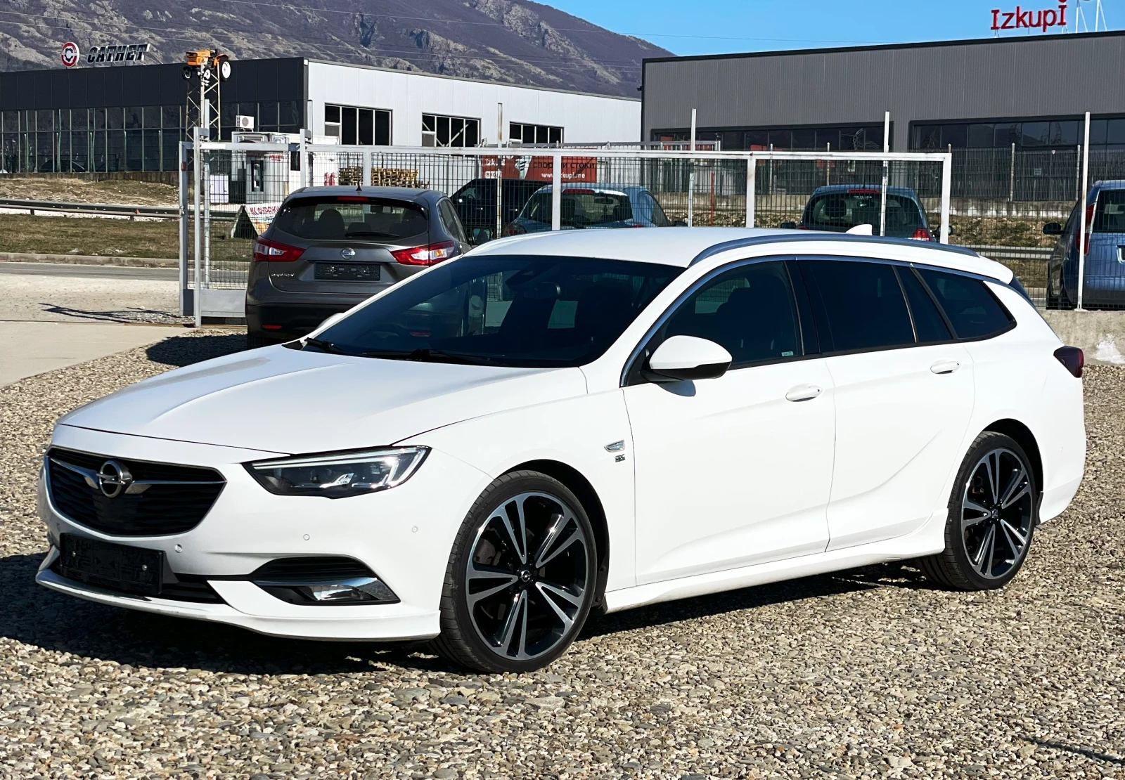 Opel Insignia OPC, CarPlay, AT8, LUX фарове - изображение 3