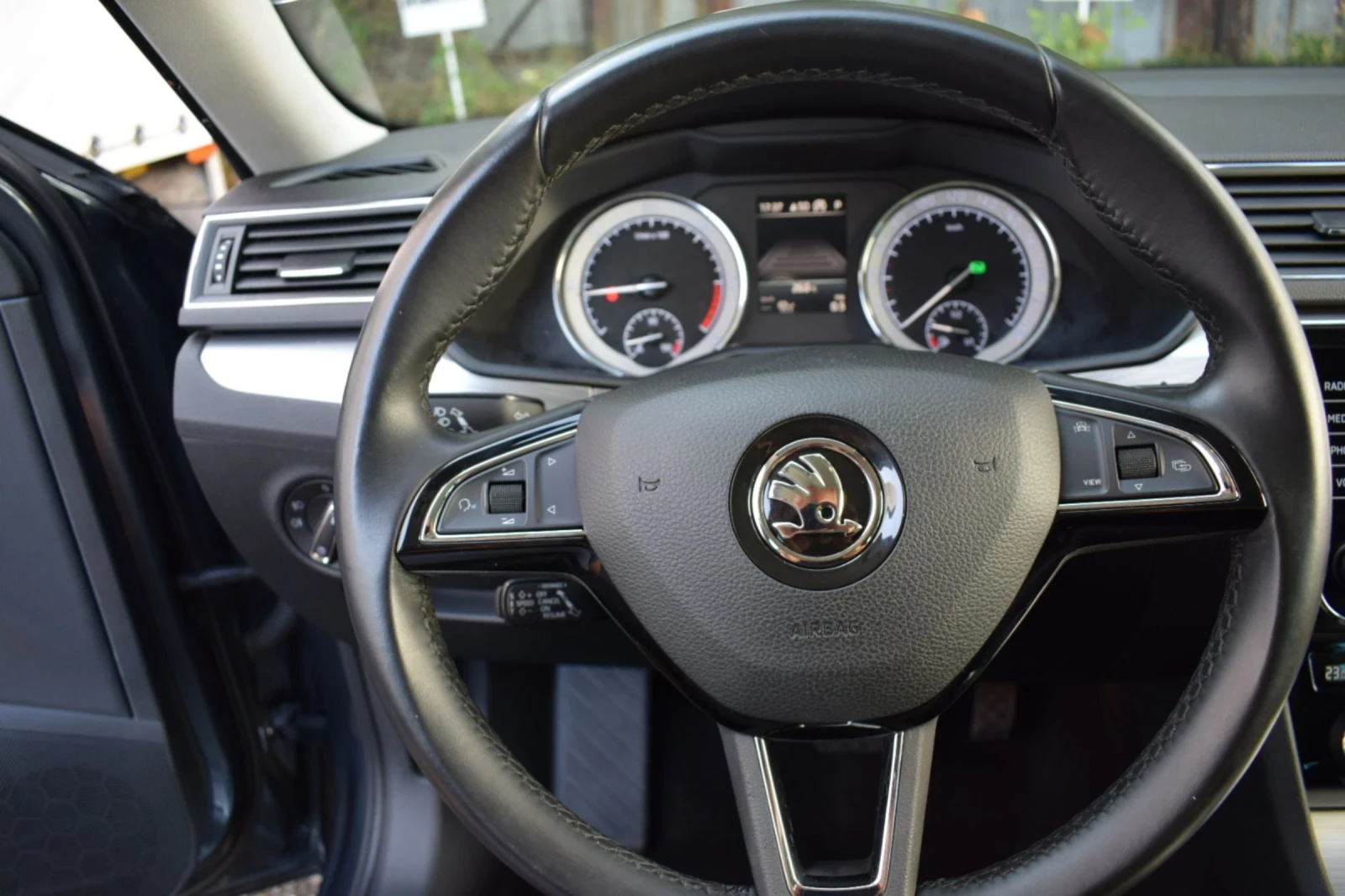 Skoda Superb 2.0TDI ELEGANCE - изображение 7