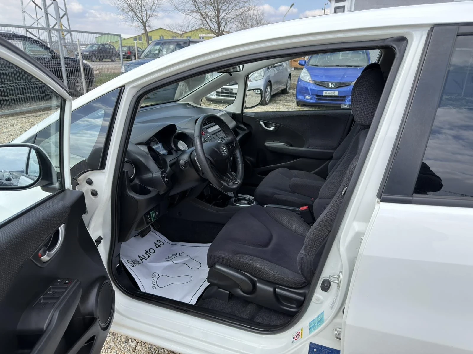 Honda Jazz 1.3 HYBRID, снимка 9 - Автомобили и джипове - 53841560