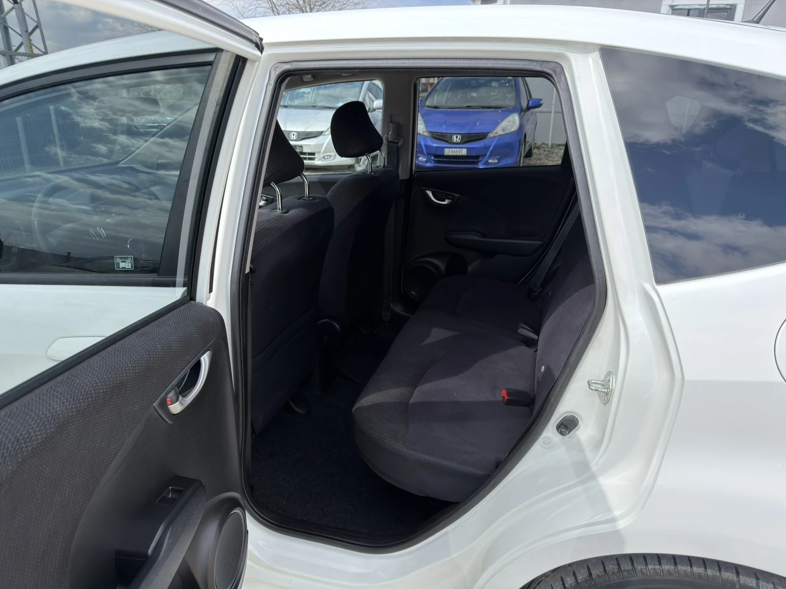 Honda Jazz 1.3 HYBRID, снимка 15 - Автомобили и джипове - 53841560