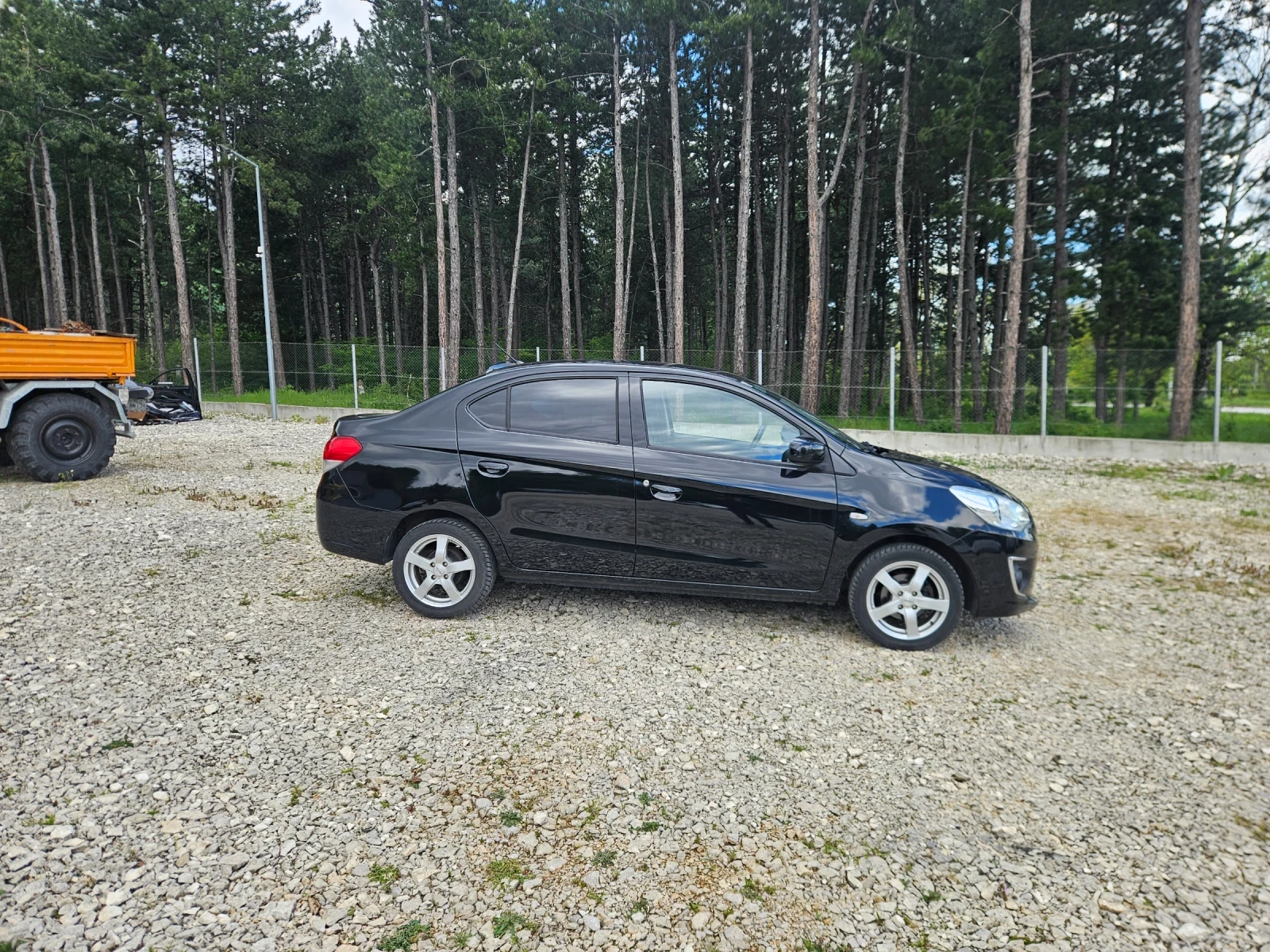 Mitsubishi Attrage 1.2 benzin sedan, снимка 4 - Автомобили и джипове - 54382382