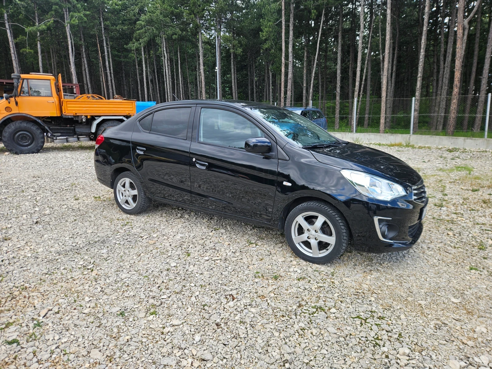 Mitsubishi Attrage 1.2 benzin sedan, снимка 3 - Автомобили и джипове - 54382382
