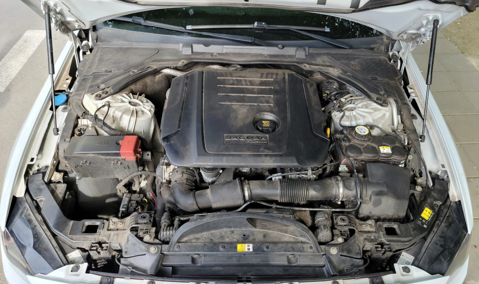 Jaguar XE 2.0D, снимка 12 - Автомобили и джипове - 55207547