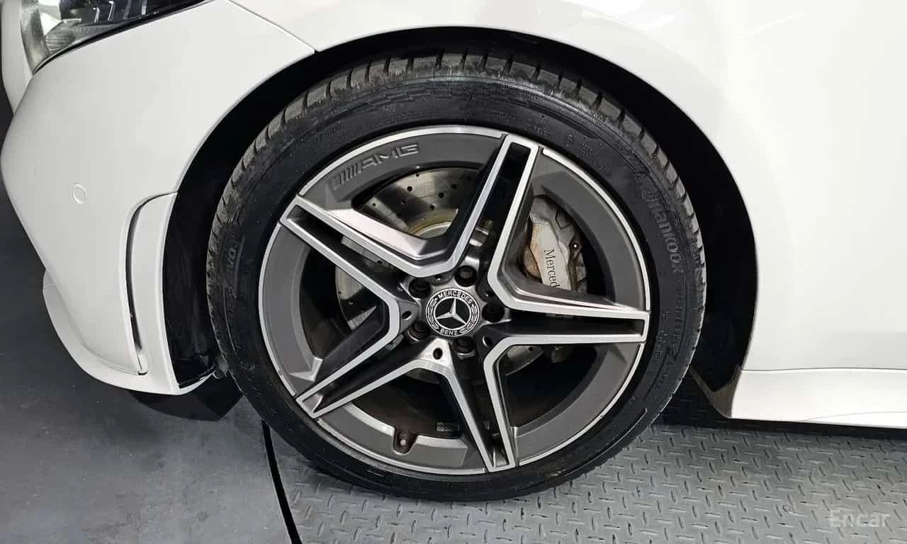 Mercedes-Benz CLS * CLS300d AMG Line * CARFAX * ЦЕНА ДО БГ, снимка 16 - Автомобили и джипове - 55559420