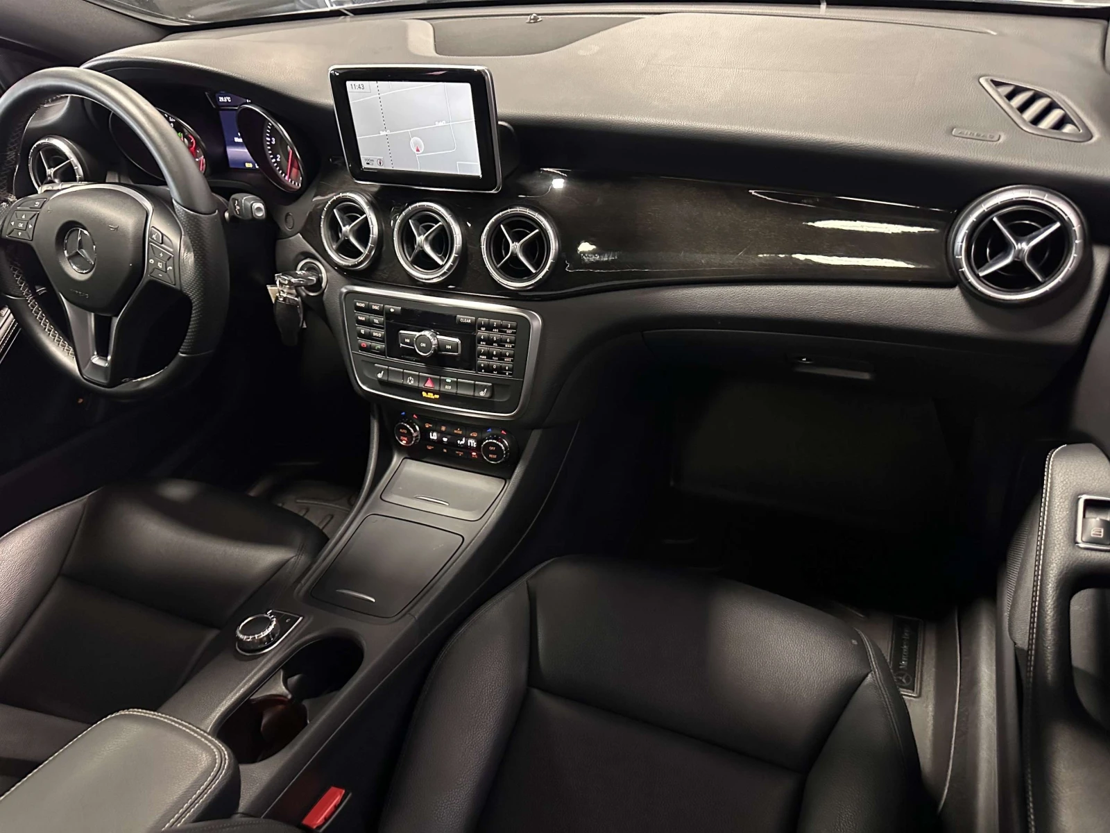 Mercedes-Benz CLA 250 4MATIC/SUNROOF/AMG PACKAGE/PARKING SENSORS  CARFAX, снимка 8 - Автомобили и джипове - 55982352
