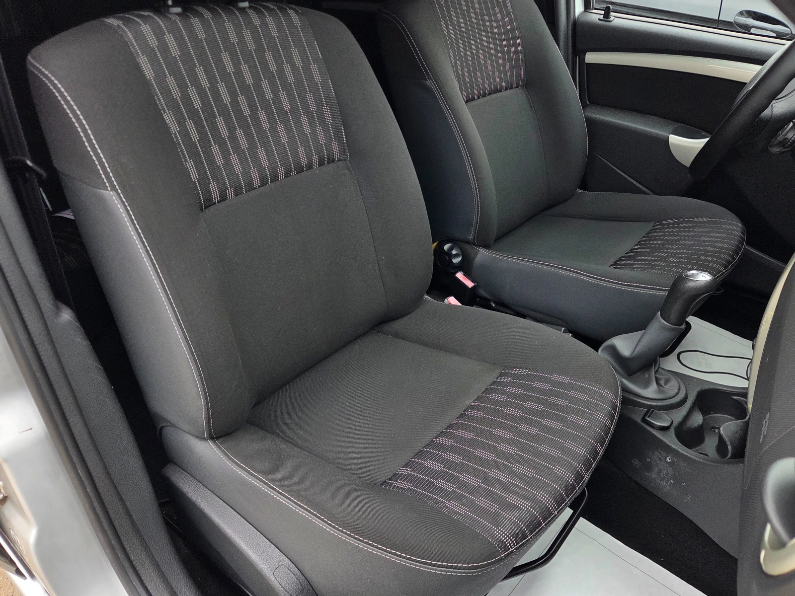 Dacia Logan 1.6, снимка 8 - Автомобили и джипове - 56650776