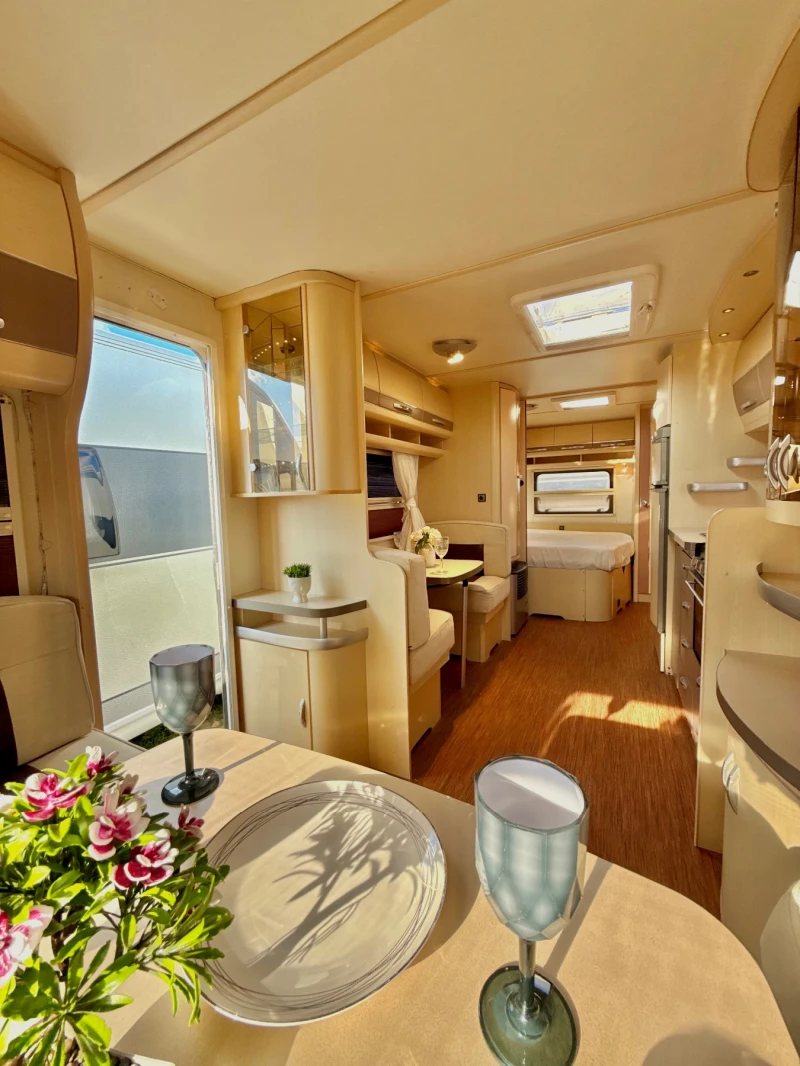 Каравана Hobby VIP / НОВ ВНОС / РЕГИСТРИРАНА / БАНЯ И WC, снимка 12 - Каравани и кемпери - 51184465