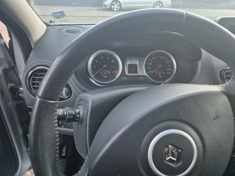 Renault Clio, снимка 3 - Автомобили и джипове - 48844650