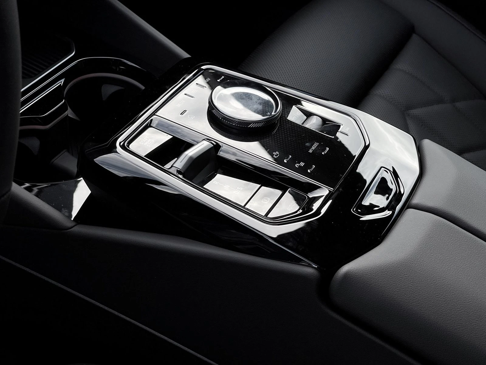 BMW 550 e xDrive = NEW= M-Sport Pro Гаранция - изображение 9