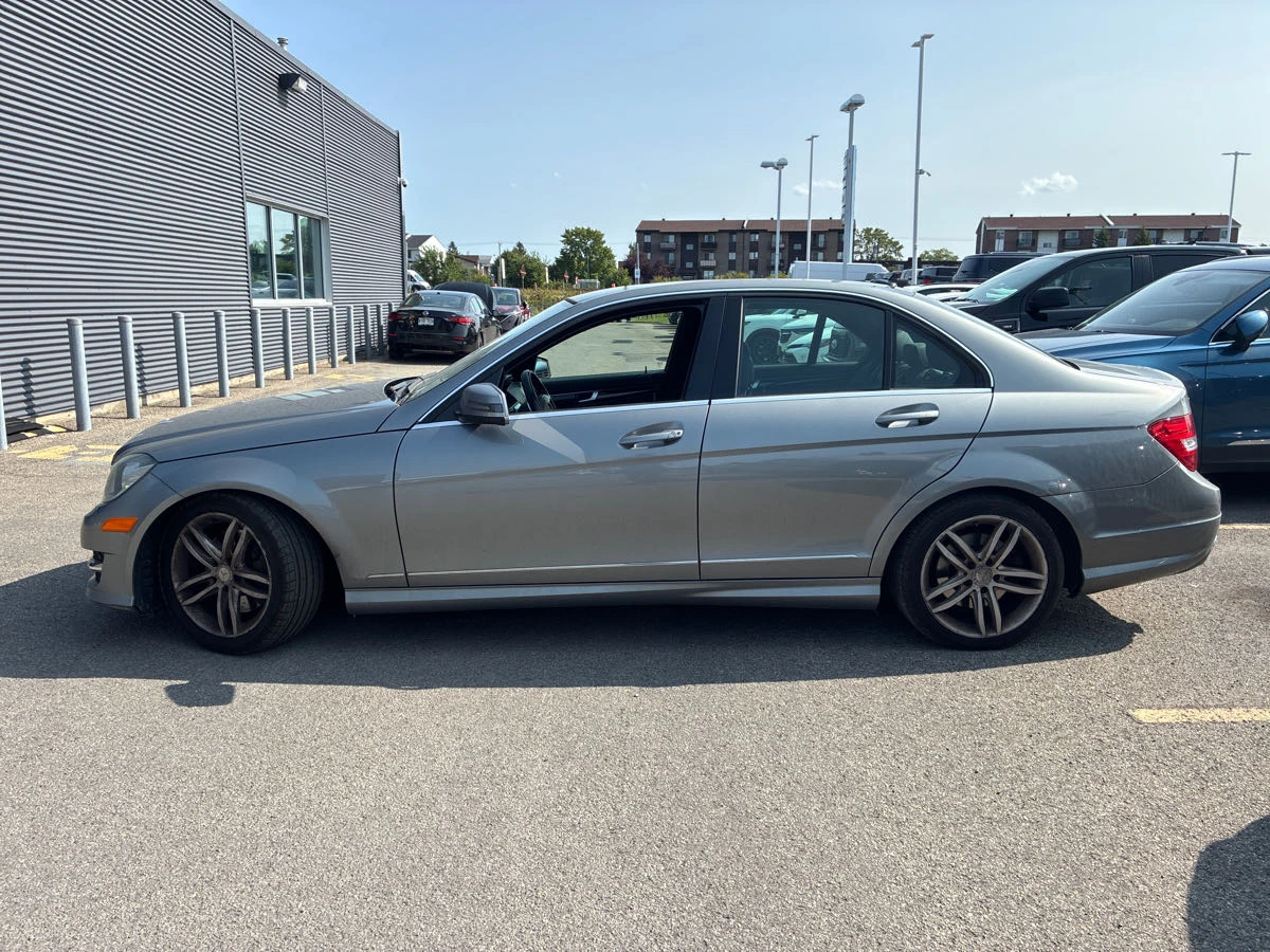 Mercedes-Benz C 300 * CARFAX* АВТОФИНАНСИРАНЕ БЕЗ ПЪРВОНАЧАЛНА ВНОСКА! - изображение 3