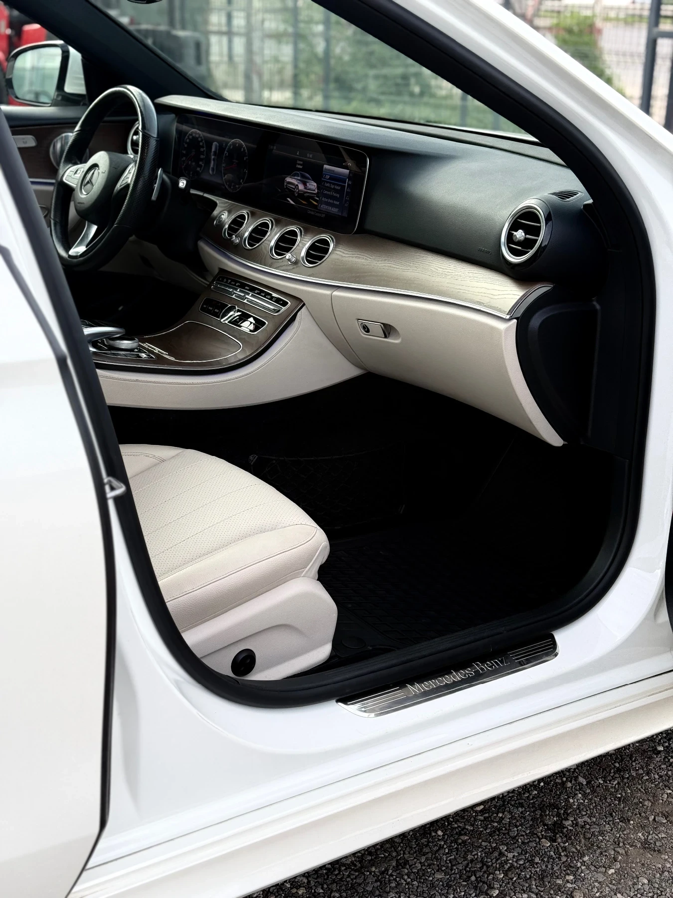Mercedes-Benz E 300 4MATIC/AMG/WIDE SCREEN/BURM/DISTR/360/HUD/Пано, снимка 9 - Автомобили и джипове - 54998771