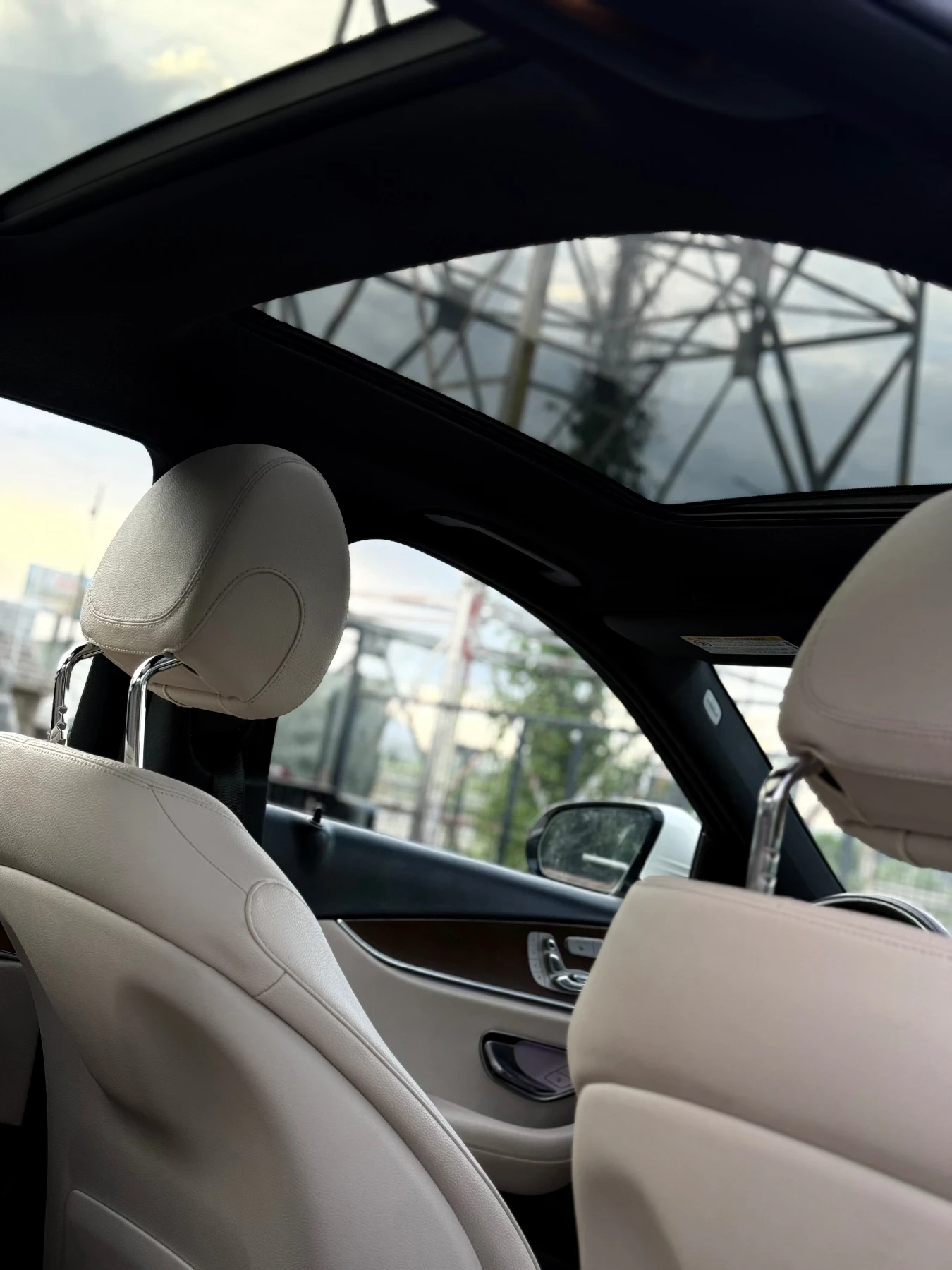 Mercedes-Benz E 300 4MATIC/AMG/WIDE SCREEN/BURM/DISTR/360/HUD/Пано, снимка 17 - Автомобили и джипове - 54998771