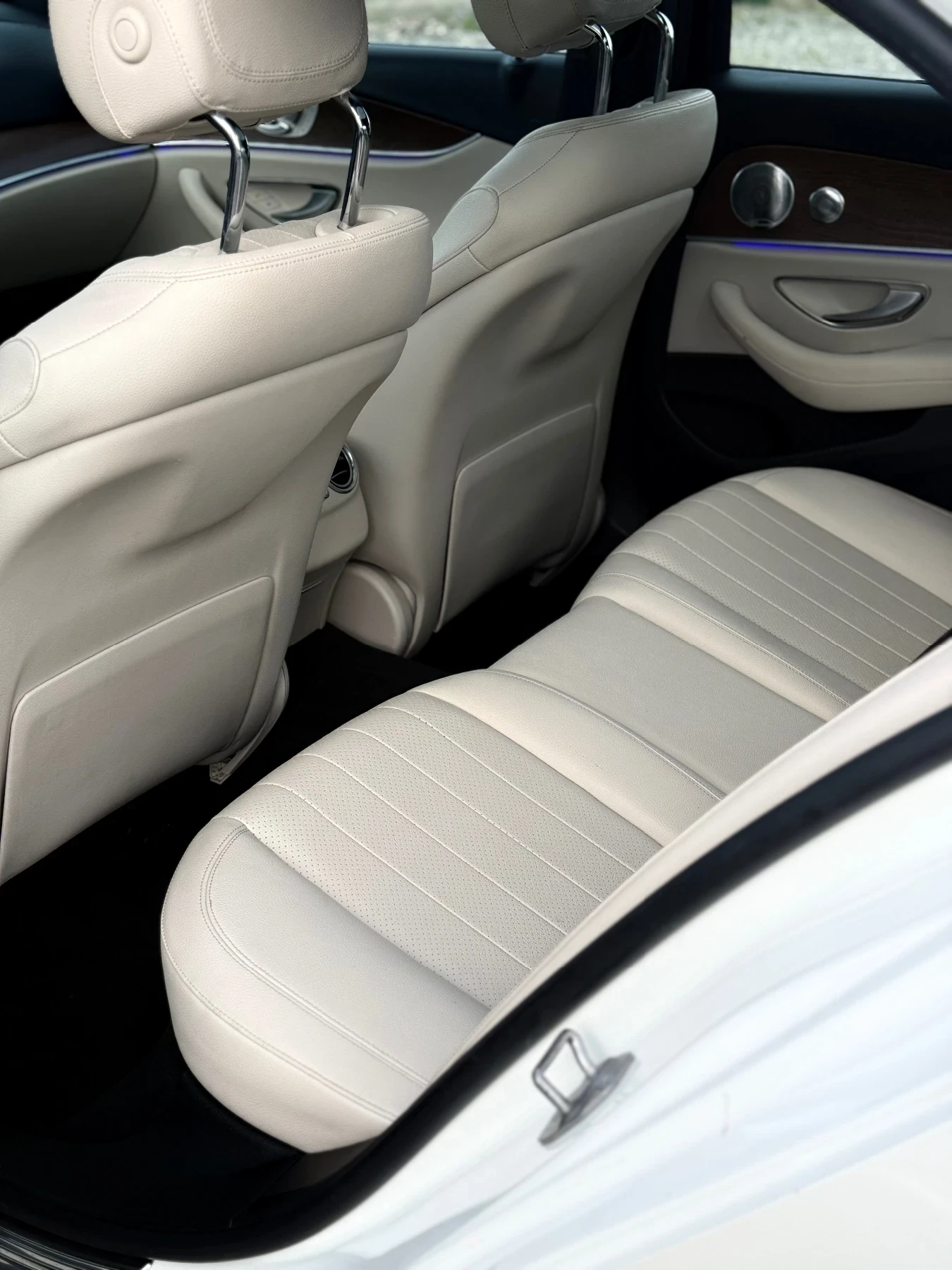 Mercedes-Benz E 300 4MATIC/AMG/WIDE SCREEN/BURM/DISTR/360/HUD/Пано, снимка 16 - Автомобили и джипове - 54998771