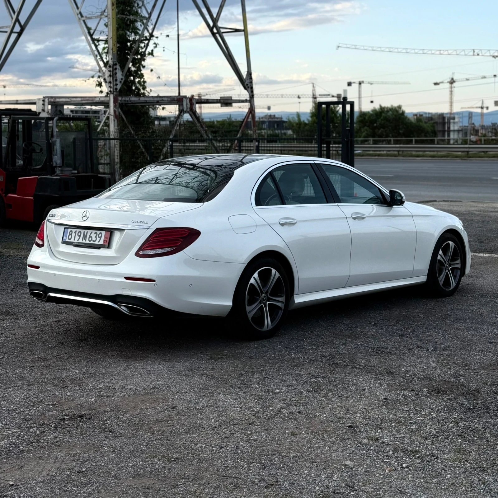 Mercedes-Benz E 300 4MATIC/AMG/WIDE SCREEN/BURM/DISTR/360/HUD/Пано, снимка 6 - Автомобили и джипове - 54998771