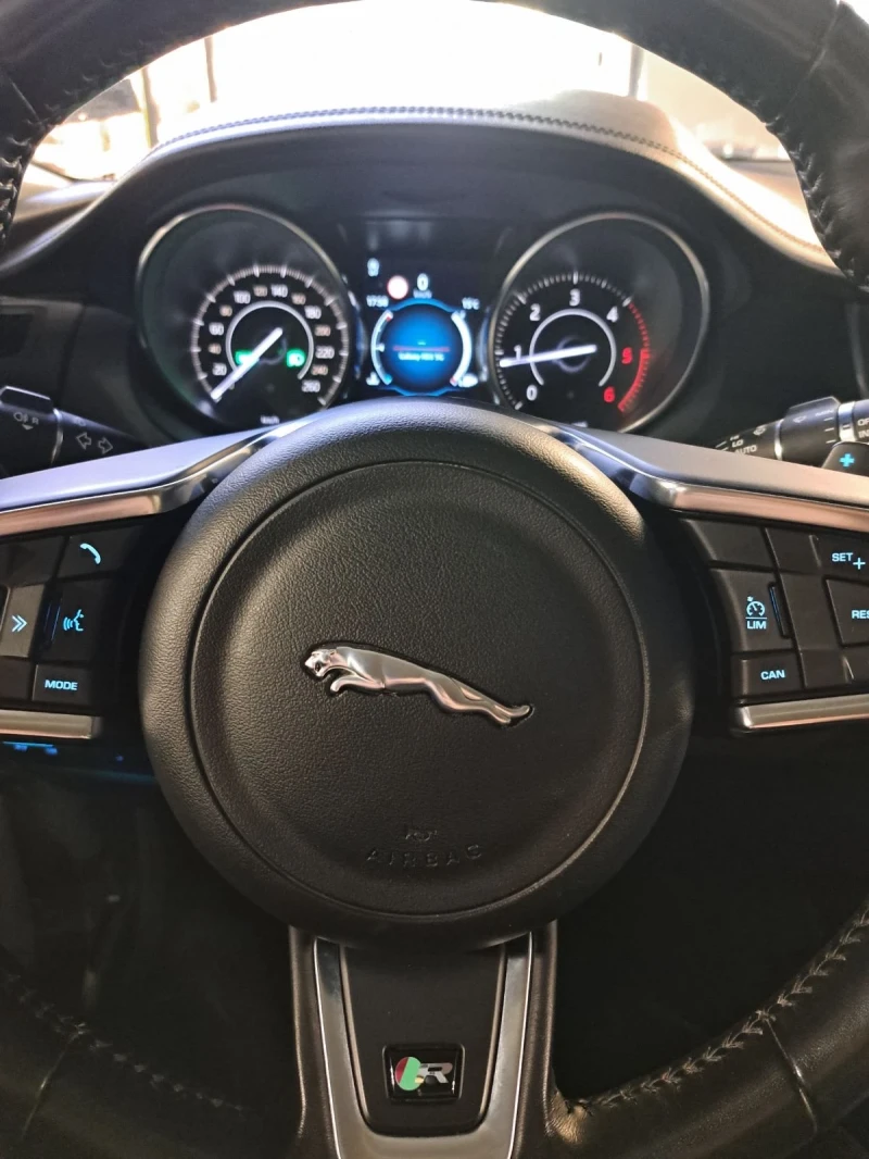 Jaguar E-pace R-dynamics КАТО НОВА!, снимка 5 - Автомобили и джипове - 52223950