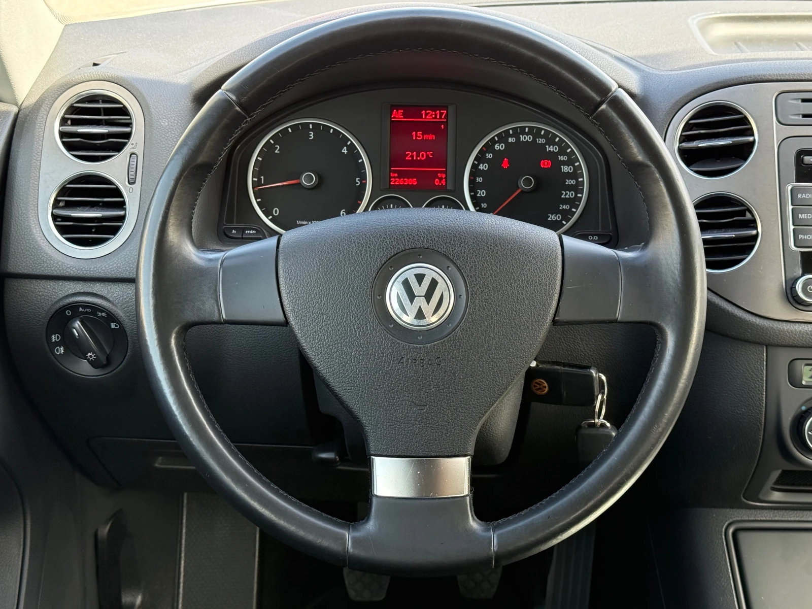 VW Tiguan 2.0 TDI Track & Field 4Motion, снимка 12 - Автомобили и джипове - 56292857