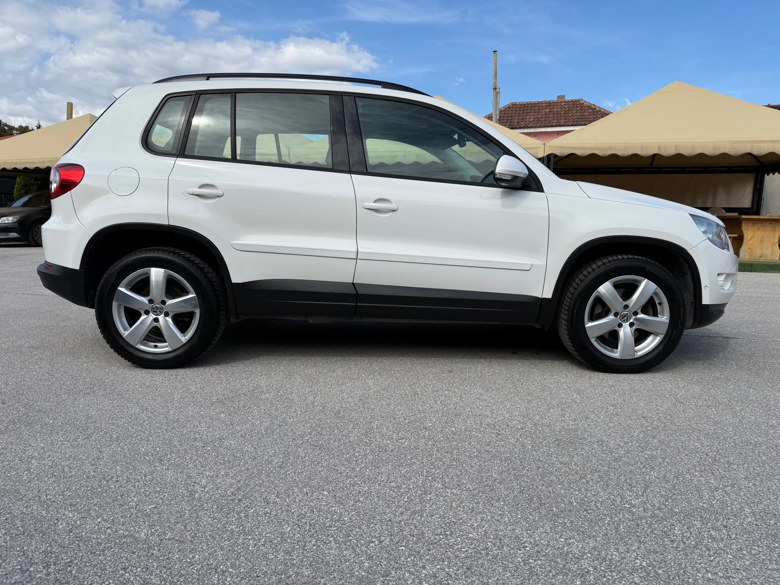VW Tiguan 2.0 TDI Track & Field 4Motion, снимка 4 - Автомобили и джипове - 56292857
